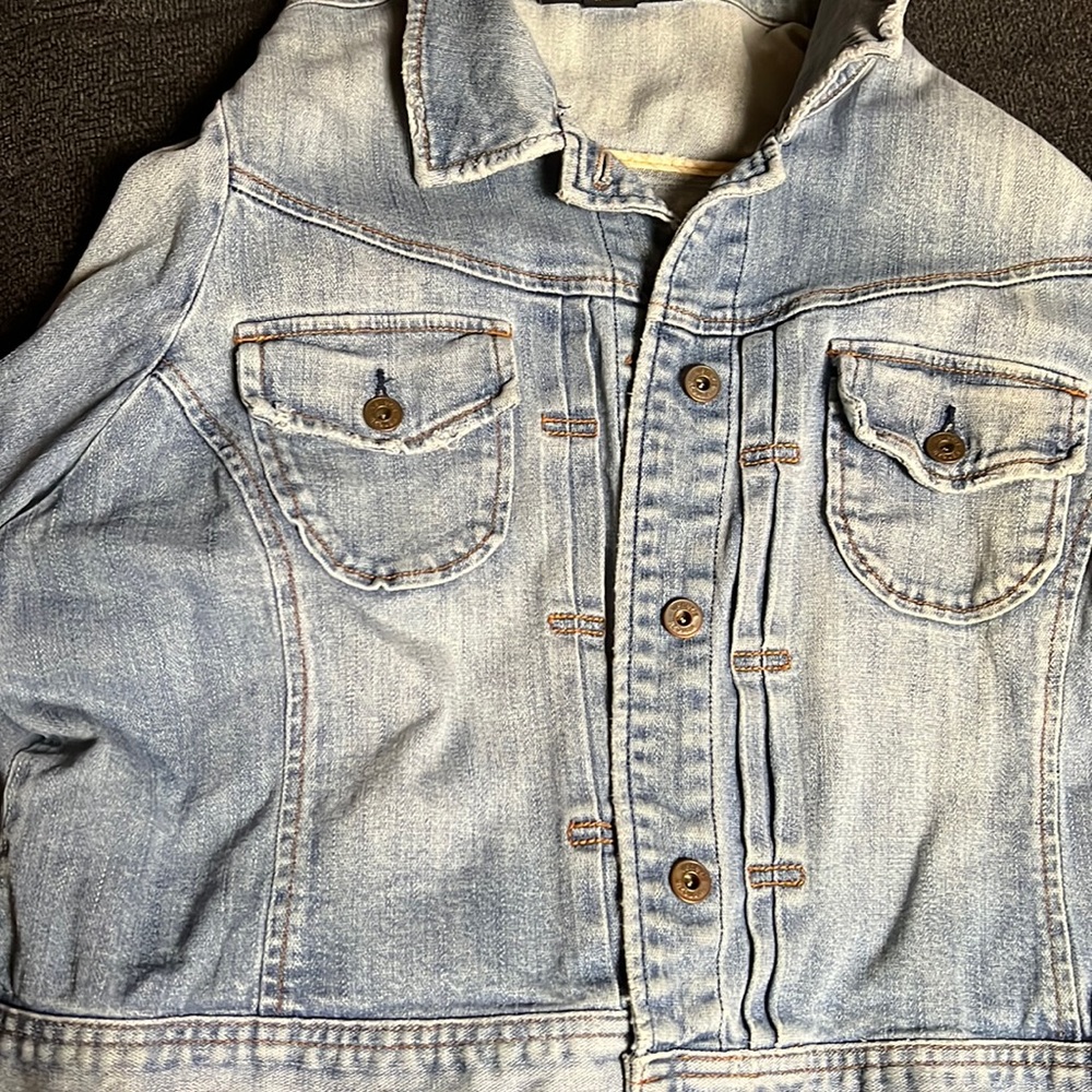 This is a size 18/20 juniors, Cropped blue jean jacket by Venezia